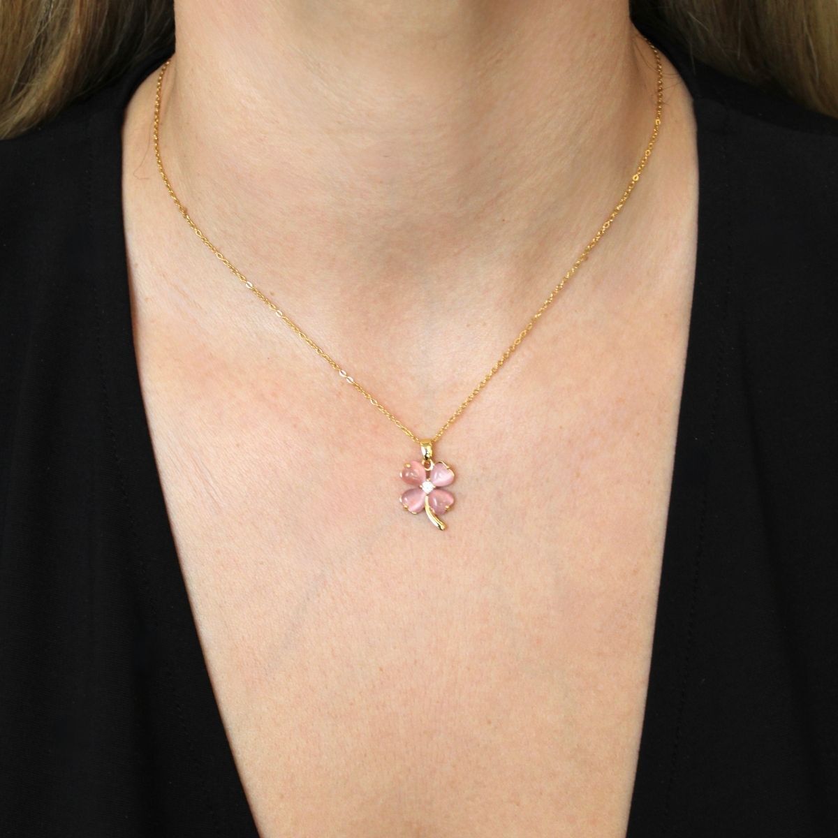 Pembe Yonca Figürlü Gold Renk Çelik Kadın Kolye